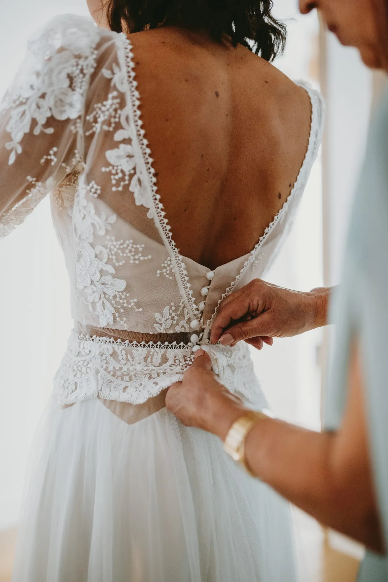 Boutonnage de la robe de la mariée, vue de dos