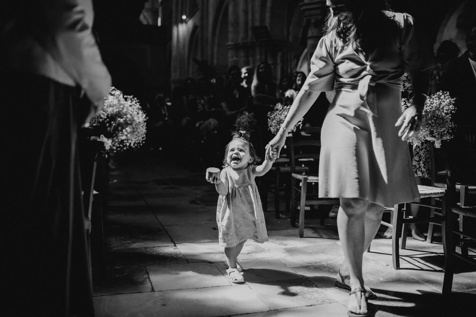 Enfant d'honneur dans l'allée d'une église, en noir et blanc