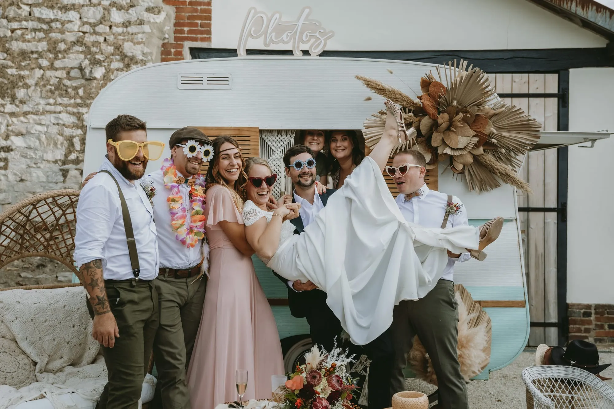 Invités déguisés devant un photomaton, ambiance de fête