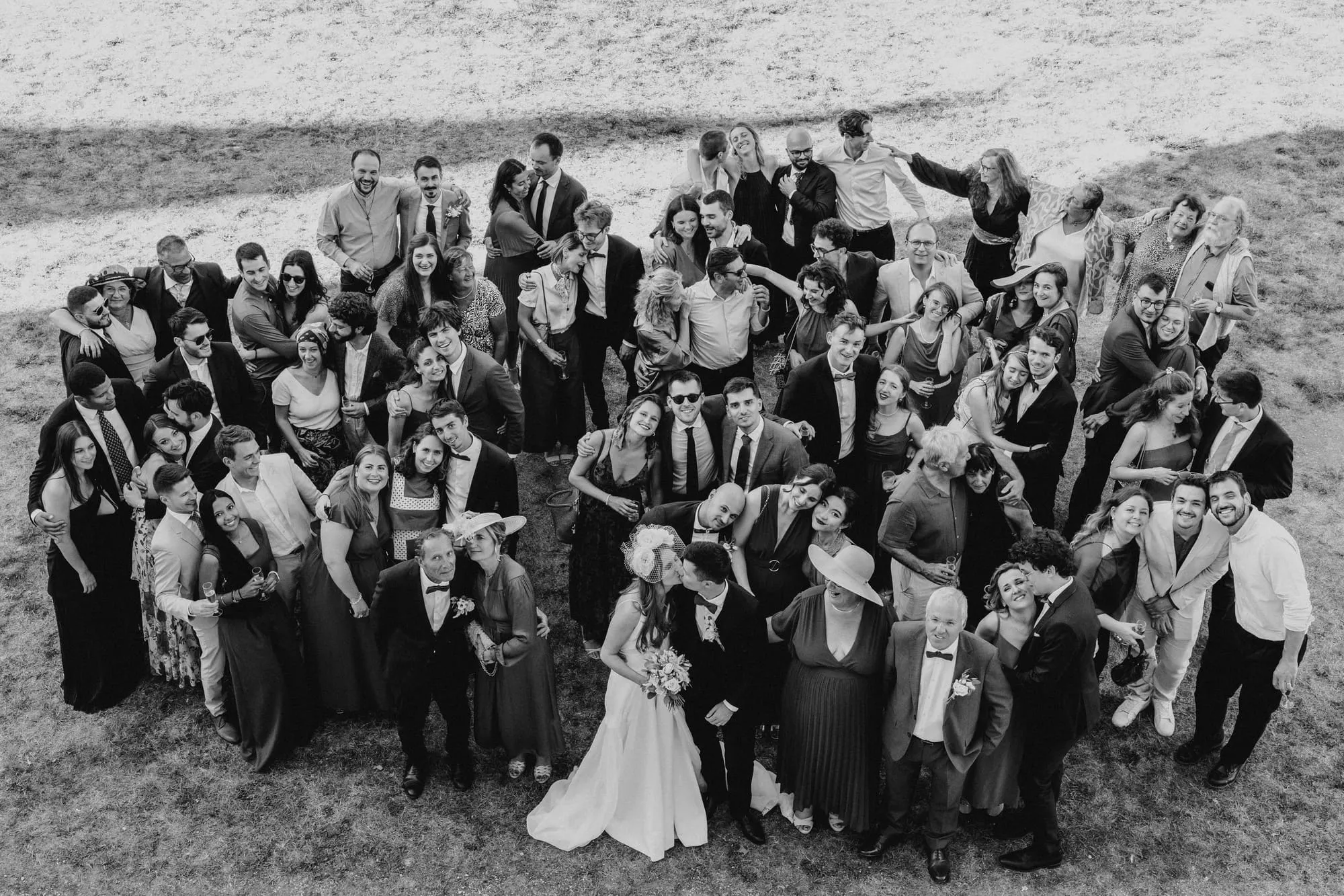 Photo de groupe des invités vue de haut, en noir et blanc
