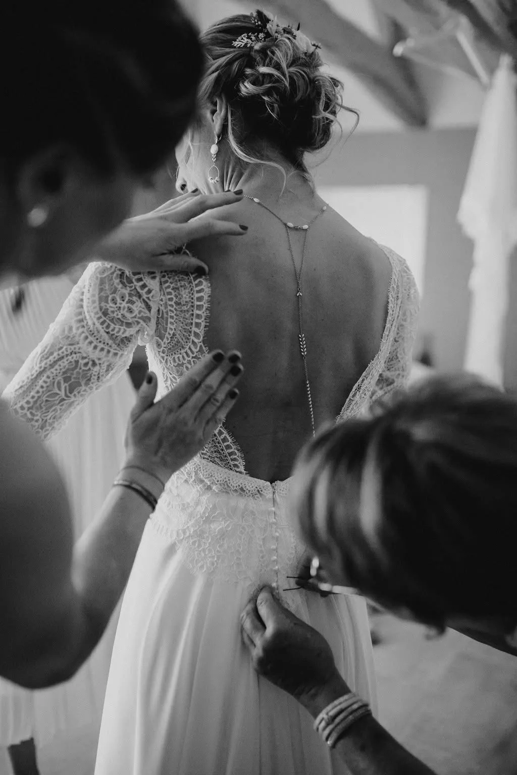 Boutonnage en dentelle du dos de la robe de mariée