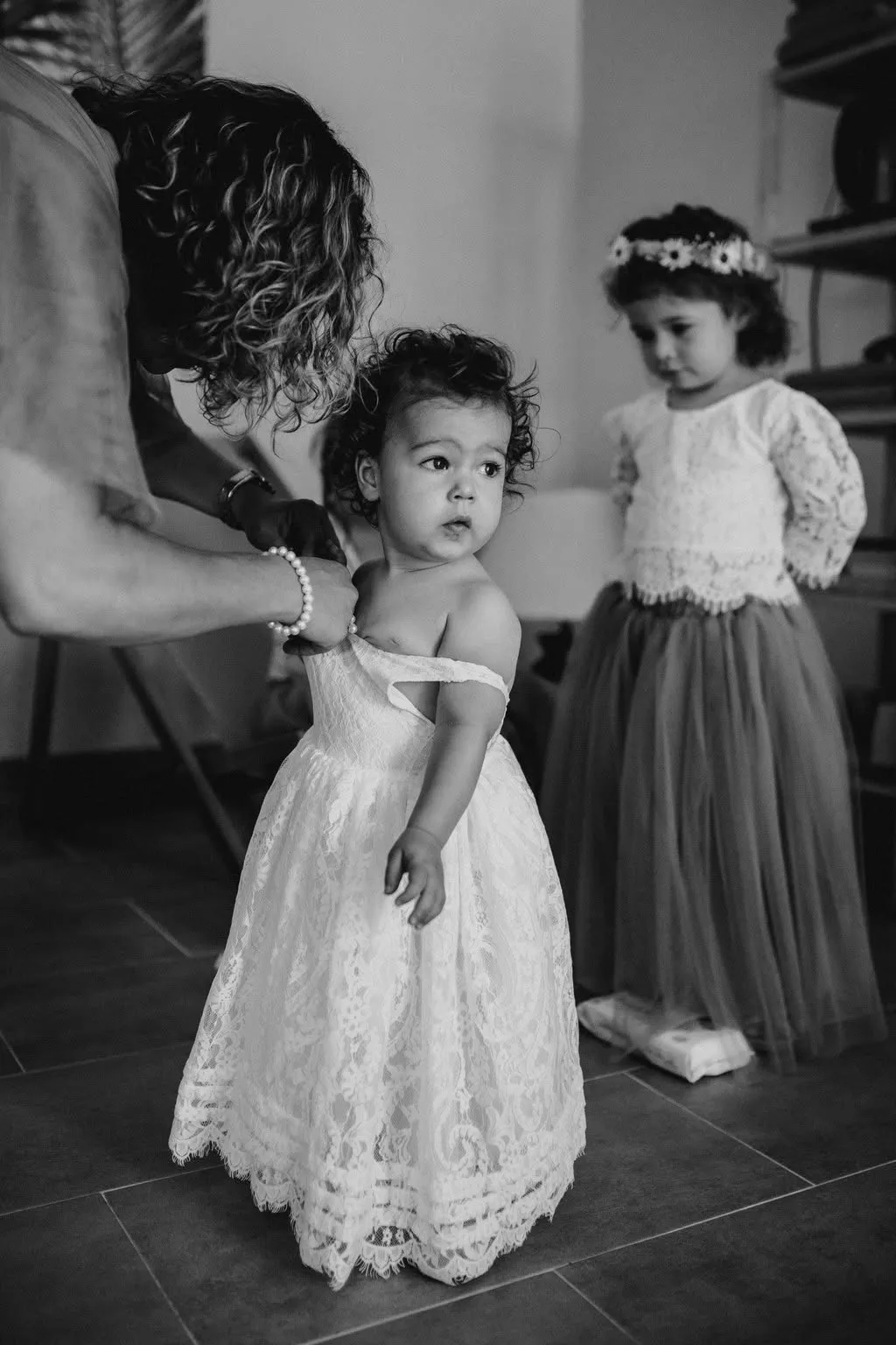 Petites filles d'honneur en robes de dentelle