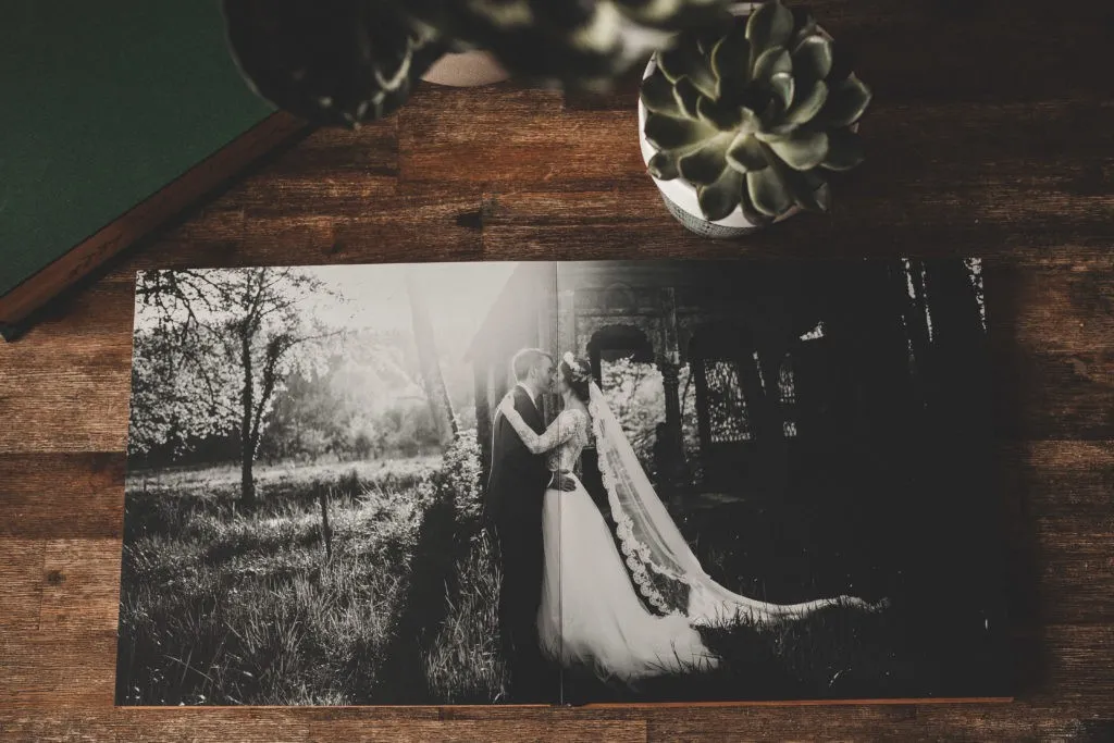 Album photo ouvert sur une double page de mariage