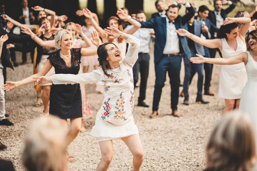 Invités dansant tous ensemble, bras levés