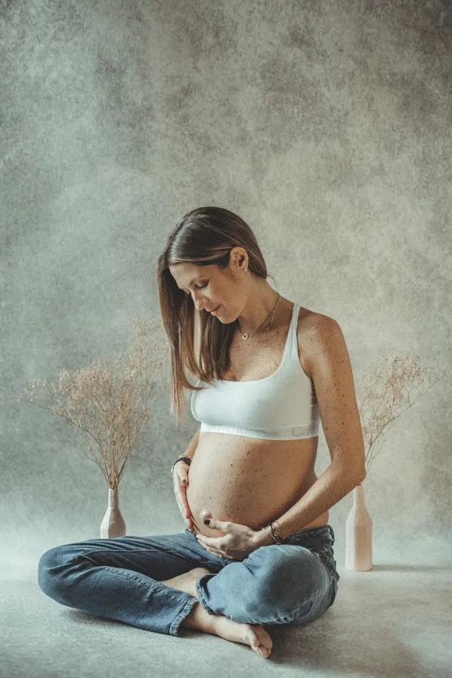 Portrait de femme enceinte, mains sur le ventre