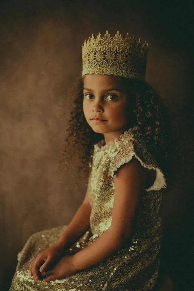 Portrait d'enfant avec couronne, robe à paillettes