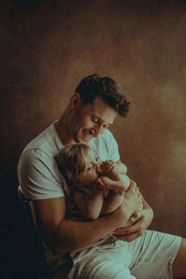 Portrait de père avec son bébé, moment tendre