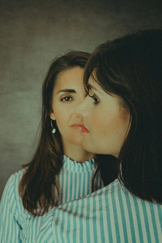 Portrait artistique en double exposition, deux visages superposés