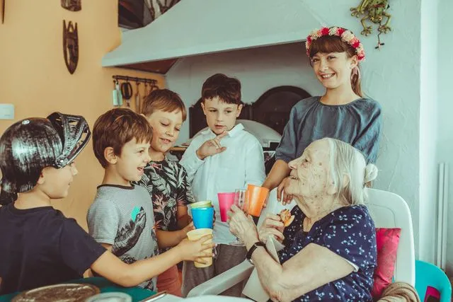 Arrière-grand-mère entourée de ses petits-enfants lors d'une fête de famille
