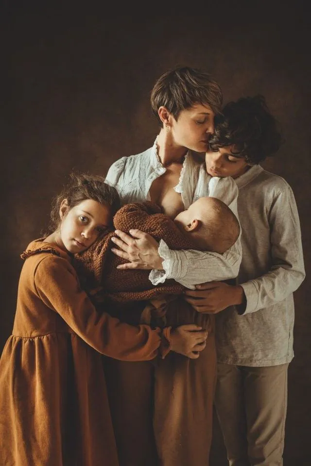 Portrait de famille, mère allaitant entourée de ses deux enfants