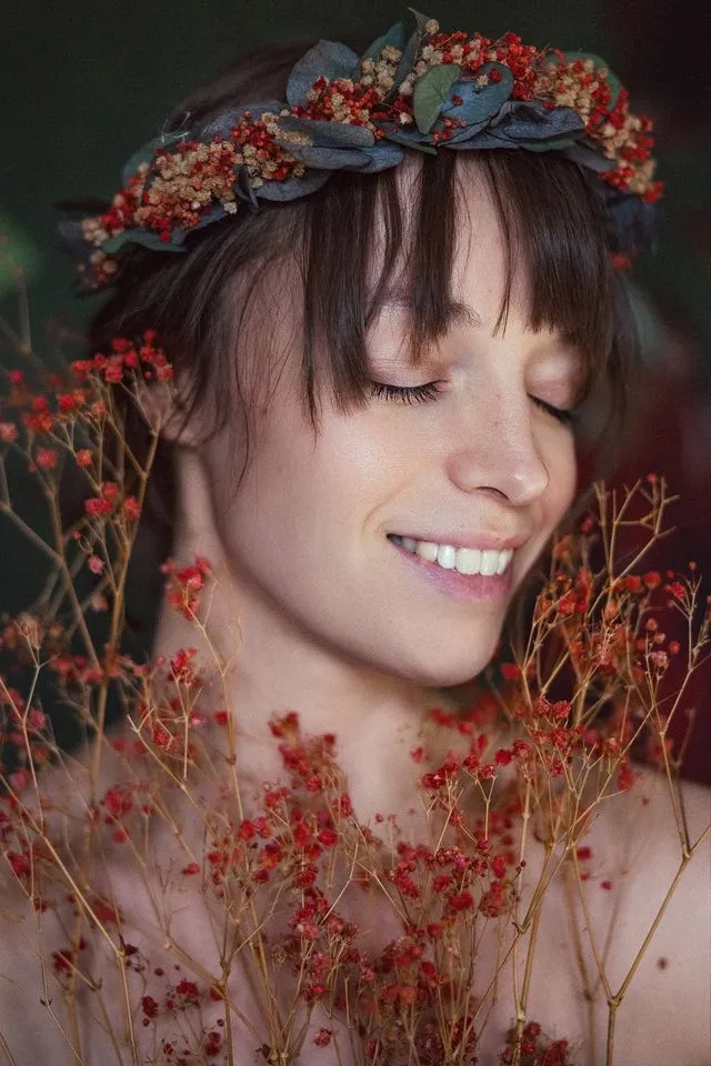 Portrait de femme avec couronne de fleurs séchées