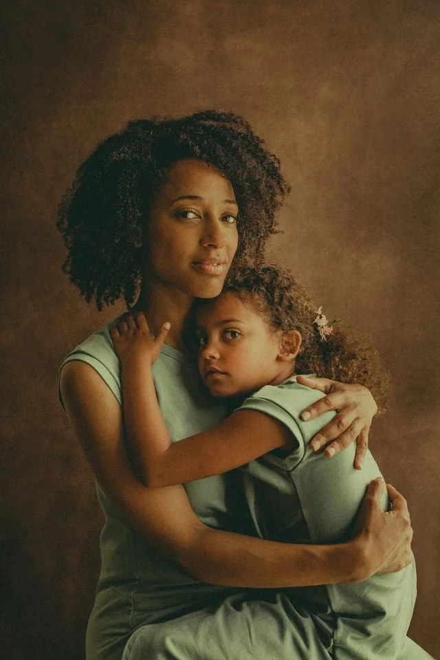 Portrait de mère et fille en tenues assorties, studio