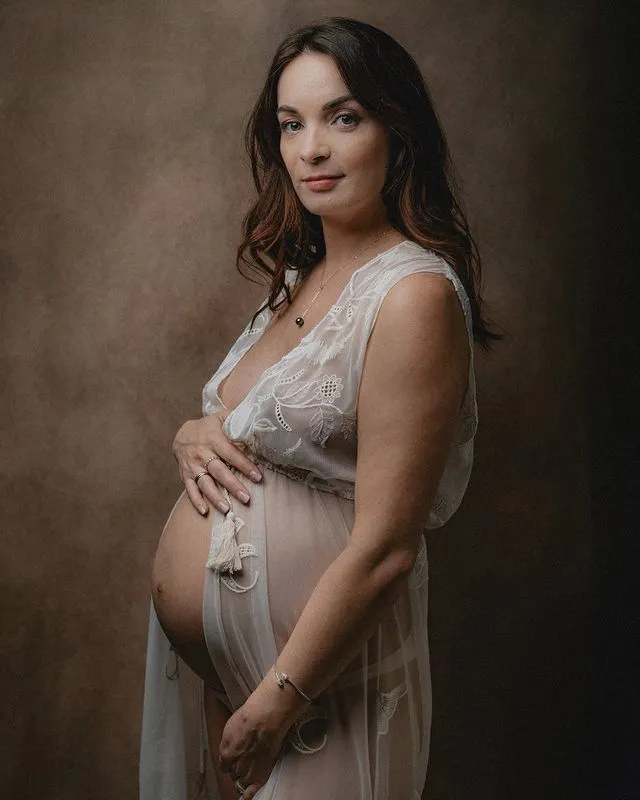 Portrait de femme enceinte en studio, lumière naturelle