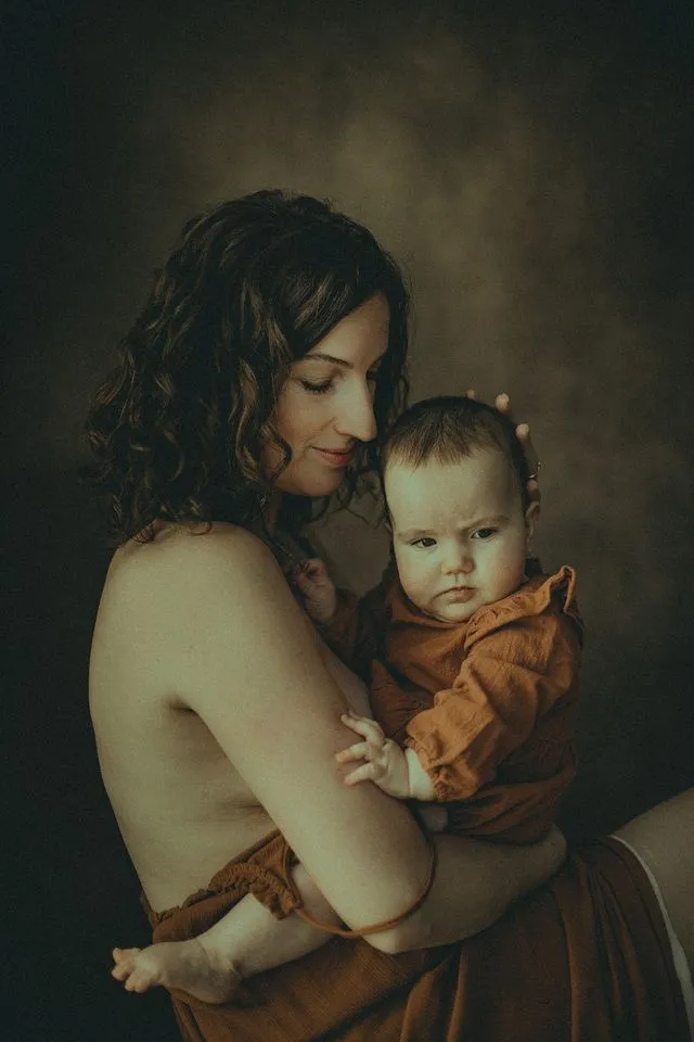 Mère tenant son bébé contre son épaule, profil tendre