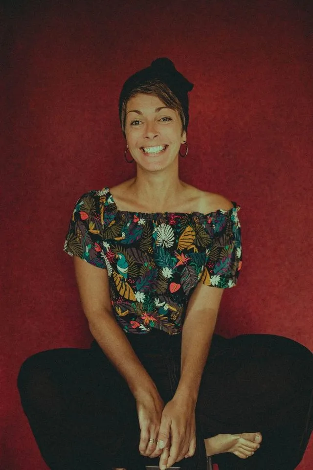 Portrait de femme, style naturel, fond rouge
