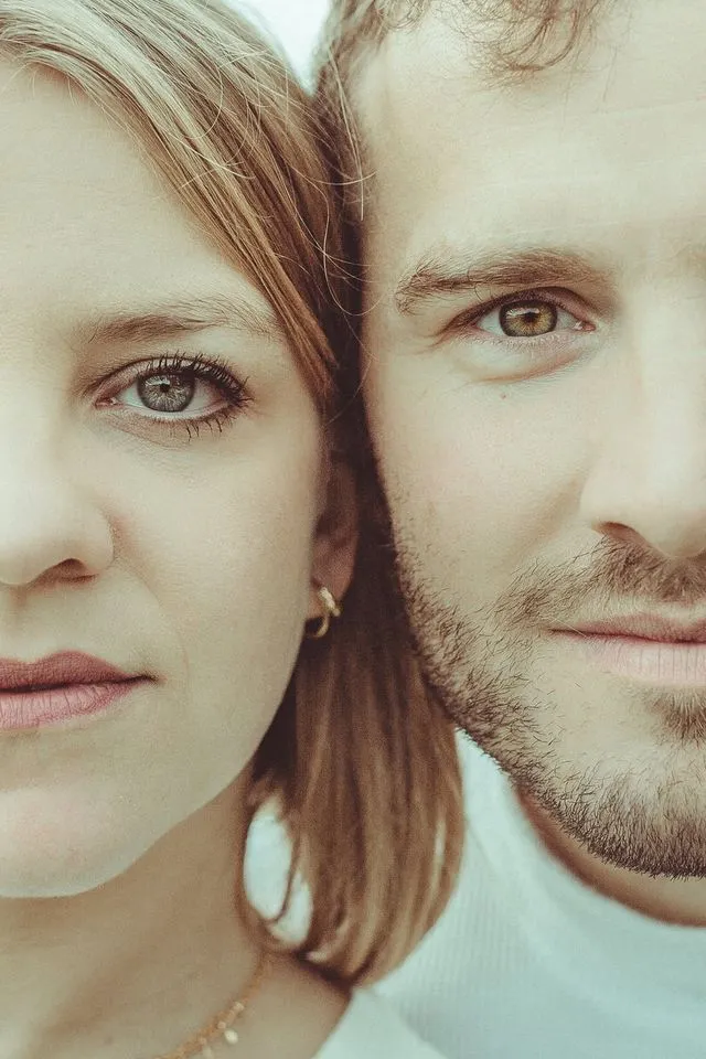 Gros plan sur un couple, visages accolés, chacun un œil visible