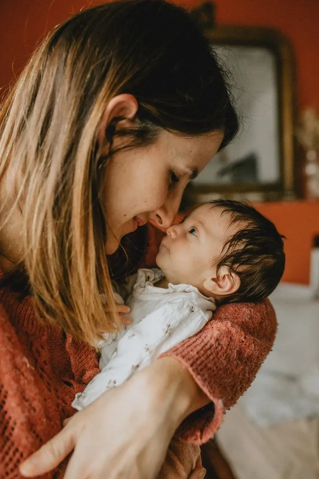 Mère et son nouveau-né, nez à nez, regard complice