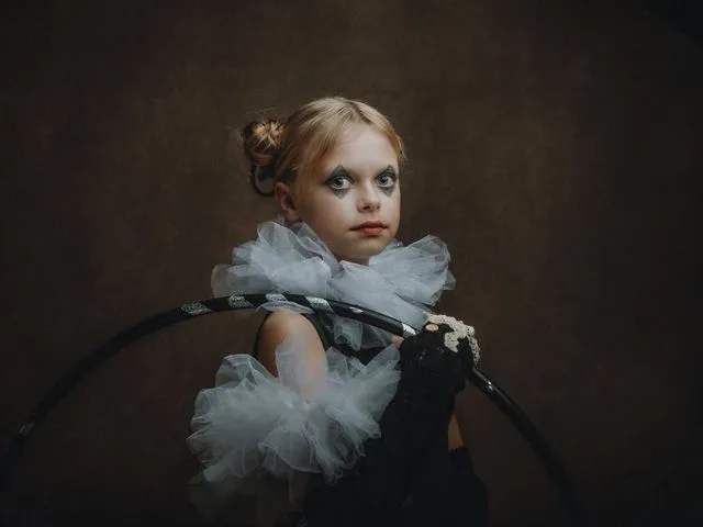 Portrait d'enfant en tenue de scène, maquillage de cirque