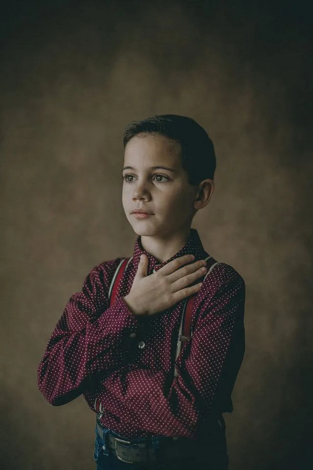 Portrait d'enfant en chemise à bretelles