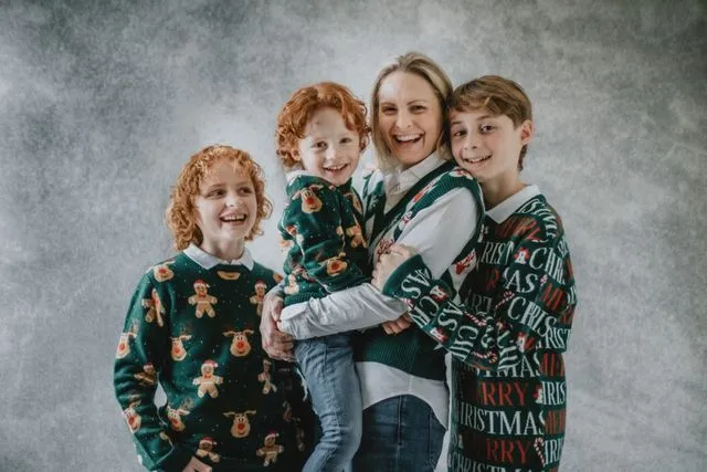 Portrait de famille en pulls de Noël, studio