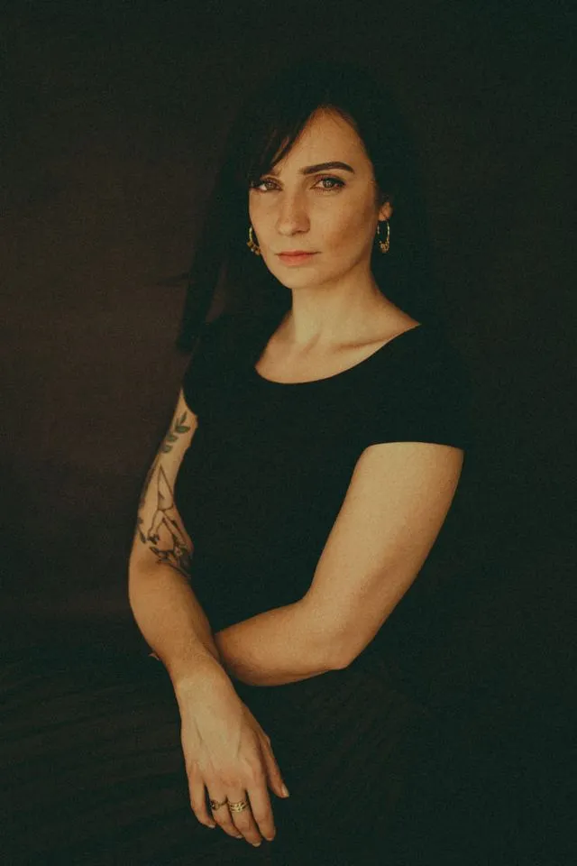 Portrait de femme, bras tatoué, en studio