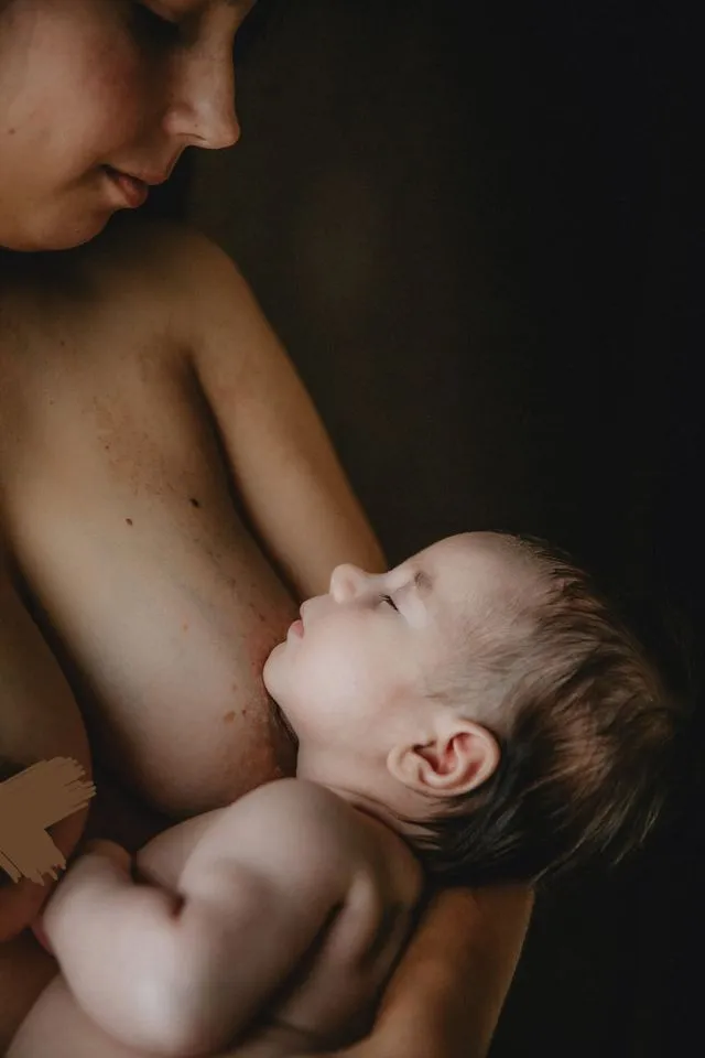 Mère allaitant son bébé, peau contre peau, gros plan