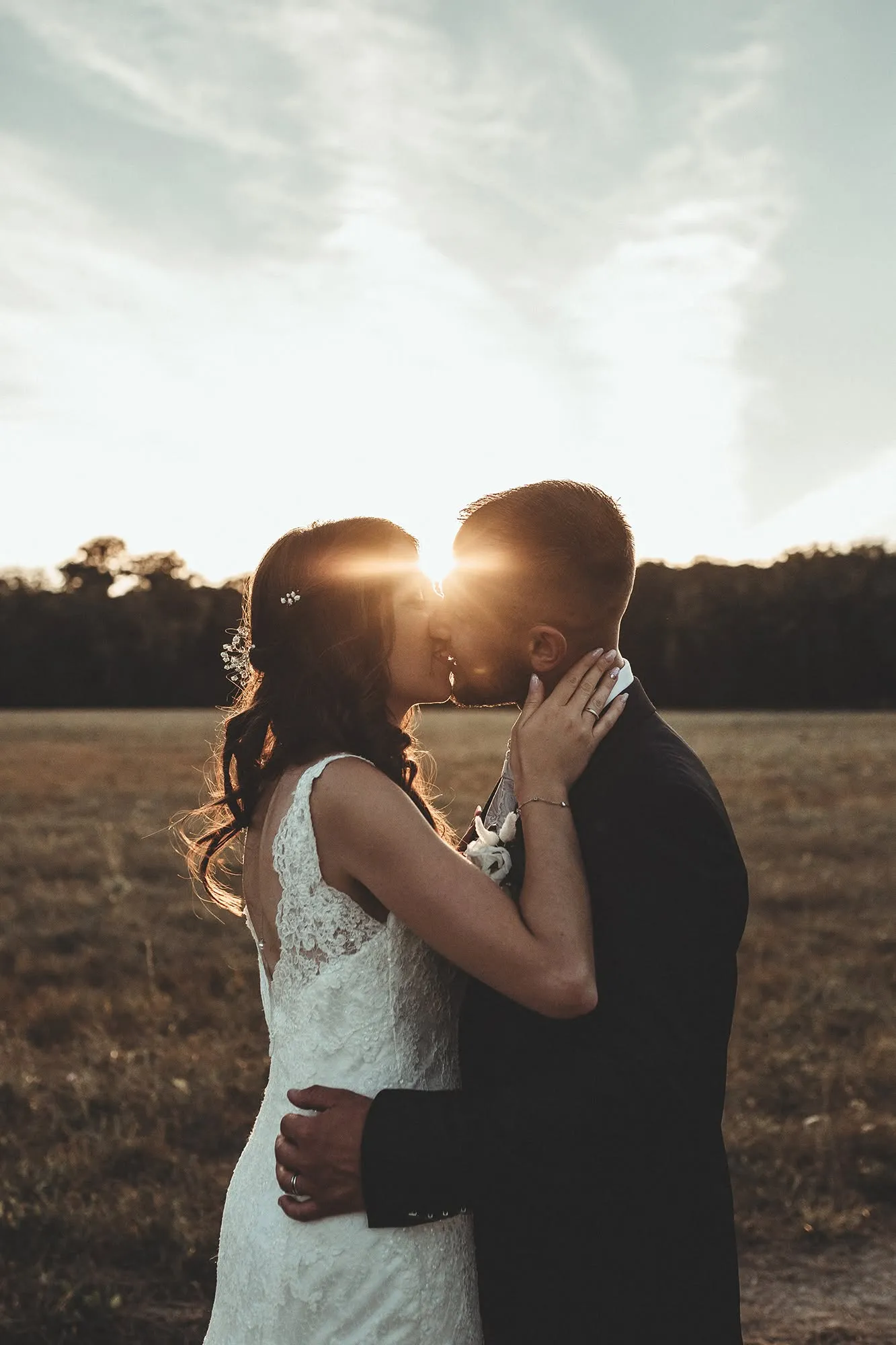 Silhouette d'un baiser au coucher du soleil dans un champ