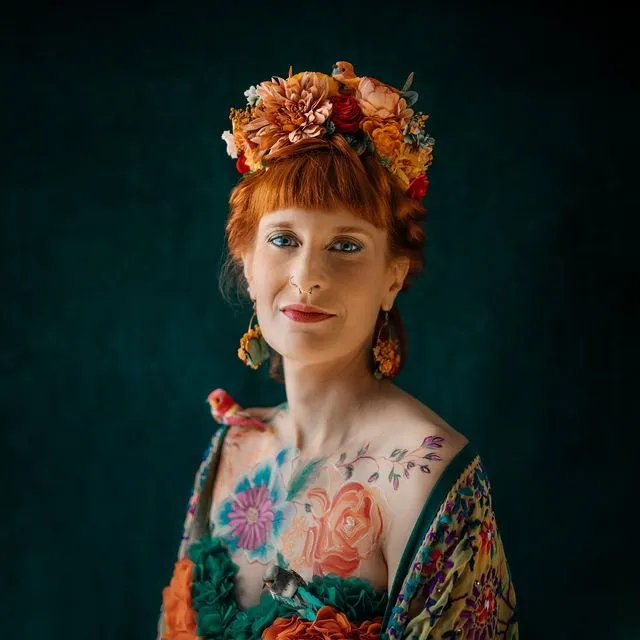 Portrait de femme rousse avec couronne de fleurs, style éditorial