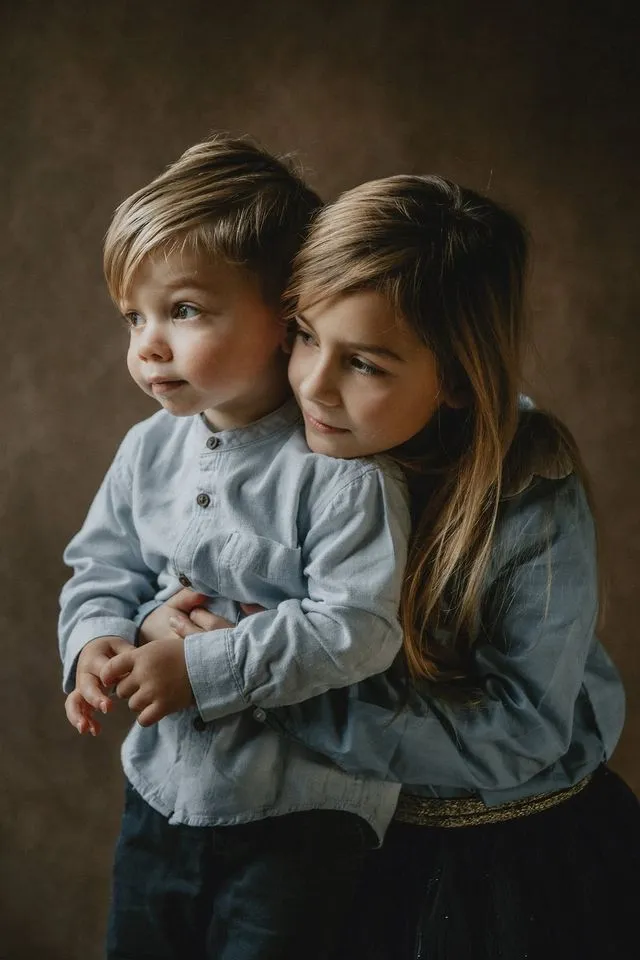 Portrait de fratrie, deux enfants enlacés