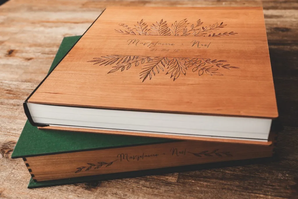 Coffret en bois gravé contenant l'album de mariage