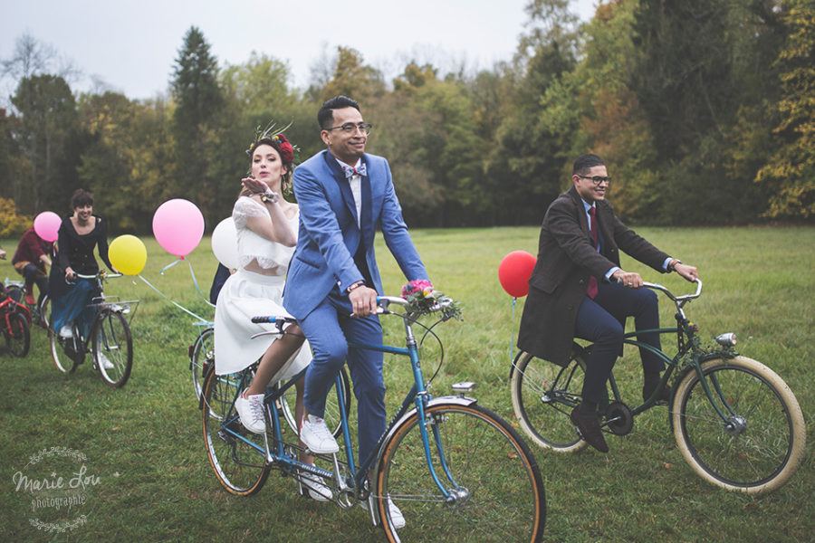 Un mariage intimiste en cortège à vélos